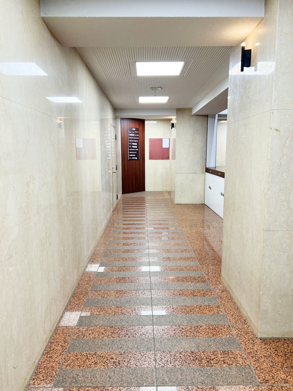 入口からエレベーターまで