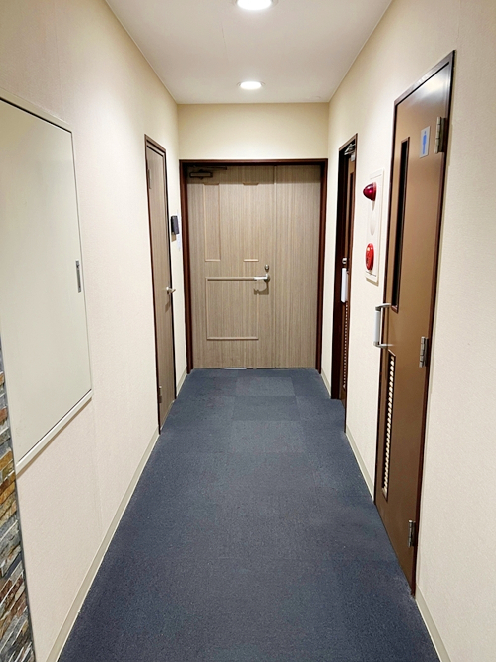 突き当りの扉 認証タブレット位置